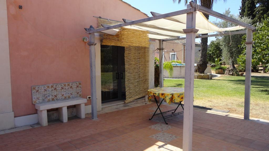 La Taverna Floridia Exterior photo